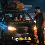 Teknisi AkiMobilPro sedang mengecek dan mengganti aki mobil yang soak sebagai persiapan mudik Lebaran 2026.